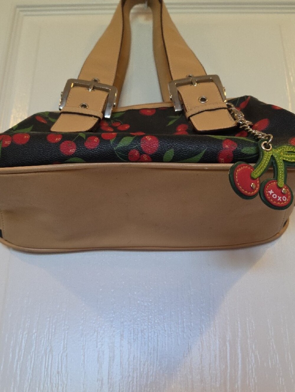12x6x5" XOXO BRAND, Cherry Print Black & Tan Shoulder Bag W CHAIN ACCENT - Picture 5 of 8